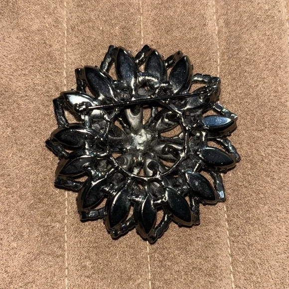 Beautiful brown stone with yellow stone detailing.Red-orange center stone brooch - Picture 2 of 4